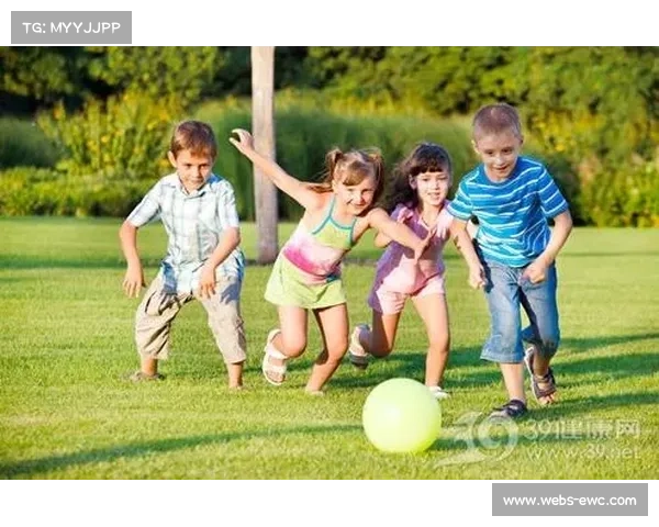 草原村排夏令营儿童参与垃圾分类游戏，排球成教育媒介